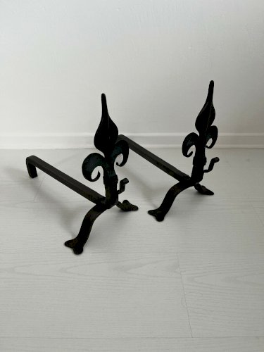 TRES ANCIENNE PAIRE DE CHENETS EN FER BATTU  FLEUR DE LYS  