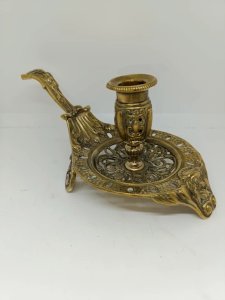 tres beau ancien bougeoir à main en laiton à decor de lion en bon etat