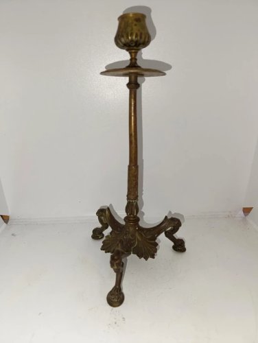 tres beau bougeoir en bronze 19eme à pied animalier en bon etat