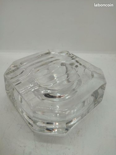 Tres beau cendrier vide poche en cristal avec strie sous la base en bon etat(made in chiner)