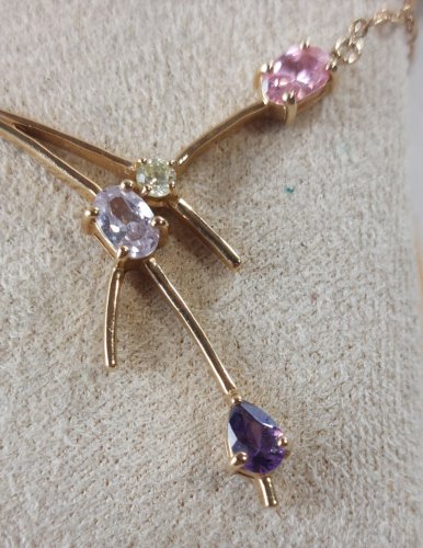 Très beau collier multi couleur, en plaqué or, Maty