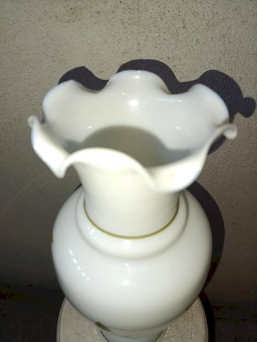 tres beau et grand vase en opaline decor floral peint main en bon etat