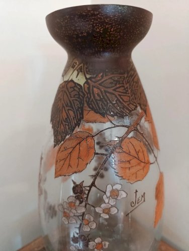 tres beau grand vase emaillé decor automne signé Jem en bon etat