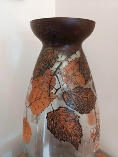 tres beau grand vase emaillé decor automne signé Jem en bon etat