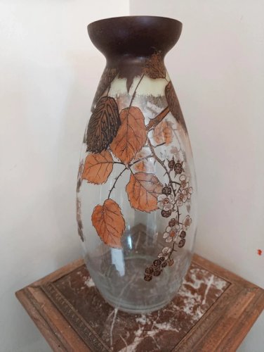 tres beau grand vase emaillé decor automne signé Jem en bon etat