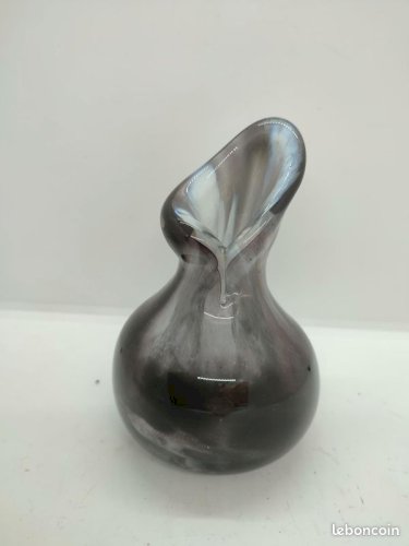 Tres beau petit vase en verre souffle à degrade violet en bel etat