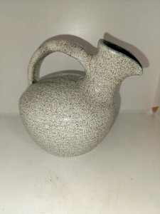 tres beau pichet / verseuse accolay blanc grain noir en bon etat