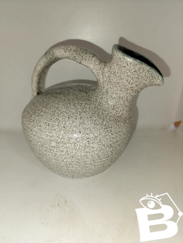 tres beau pichet / verseuse accolay blanc grain noir en bon etat