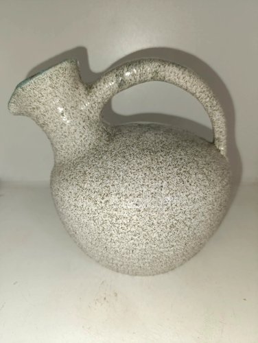 tres beau pichet / verseuse accolay blanc grain noir en bon etat