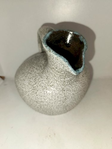 tres beau pichet / verseuse accolay blanc grain noir en bon etat