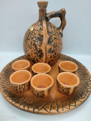 Tres beau service à liqueur avec assiette, 6 verres et bouteille signé Bruno Dose(made in chiner)