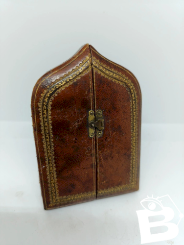 Très beau triptyque religieux  ancien, fin 19 eme  avec medaillon interieur representant le christ