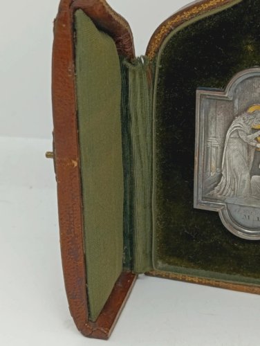 Très beau triptyque religieux  ancien, fin 19 eme  avec medaillon interieur representant le christ