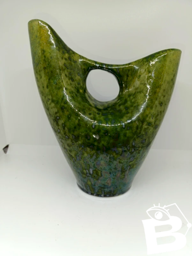 tres beau vase a double bec pince vert signé poterie cote dazur Biot en bon etat