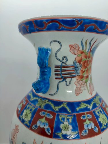 Très beau vase chinois à decor floral avec poignee en chien de fo signé de 6 symboles en bon etat
