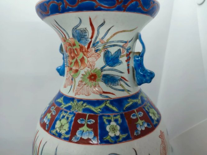 Très beau vase chinois à decor floral avec poignee en chien de fo signé de 6 symboles en bon etat
