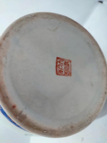 Très beau vase chinois à decor floral avec poignee en chien de fo signé de 6 symboles en bon etat