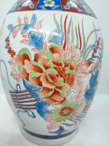 Très beau vase chinois à decor floral avec poignee en chien de fo signé de 6 symboles en bon etat