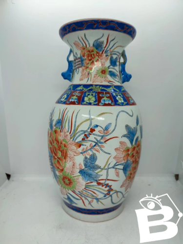 Très beau vase chinois à decor floral avec poignee en chien de fo signé de 6 symboles en bon etat