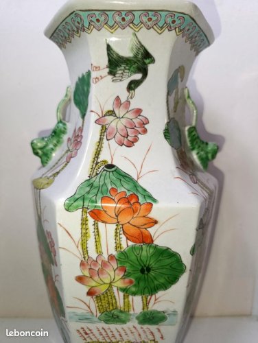 Très beau vase chinois en porcelaine a decor animalier et floral peu courant de forme hexagonal en bon etat (made in chiner)