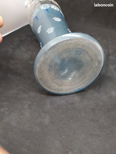 Tres beau vase de belle taille en verre legerement bulle et decor floral emaillé en bon etat