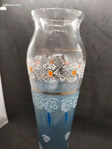 Tres beau vase de belle taille en verre legerement bulle et decor floral emaillé en bon etat