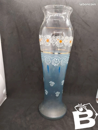 Tres beau vase de belle taille en verre legerement bulle et decor floral emaillé en bon etat