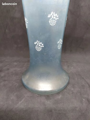 Tres beau vase de belle taille en verre legerement bulle et decor floral emaillé en bon etat