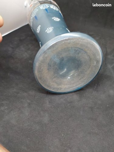 Tres beau vase de belle taille en verre legerement bulle et decor floral emaillé en bon etat