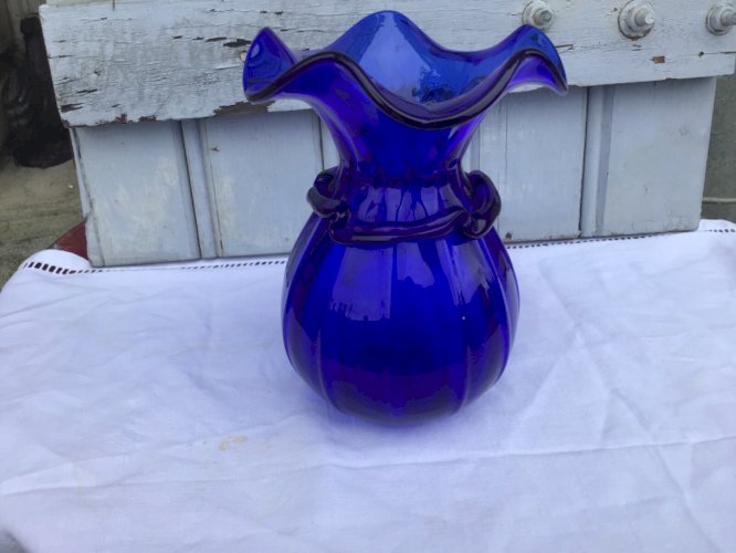 Très beau Vase En Verre Bleu cobalt collerette style Murano