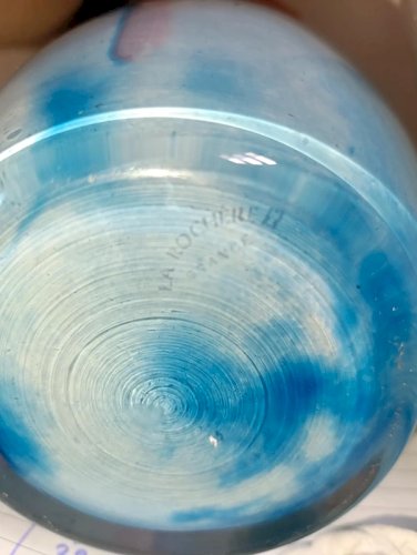 tres beau vase en verre souffle bleuté signé la rochere en bon etat