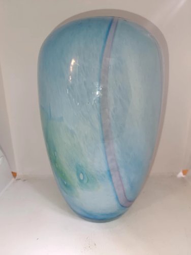 tres beau vase en verre souffle bleuté signé la rochere en bon etat