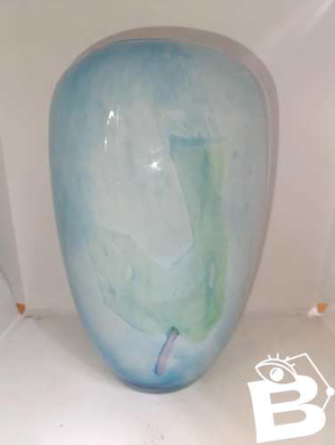 tres beau vase en verre souffle bleuté signé la rochere en bon etat