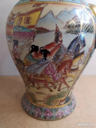Très beau vase made in china satsuma a décor de cavalier et geisha sur fond de montagne en bon état