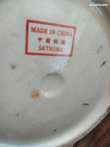 Très beau vase made in china satsuma a décor de cavalier et geisha sur fond de montagne en bon état