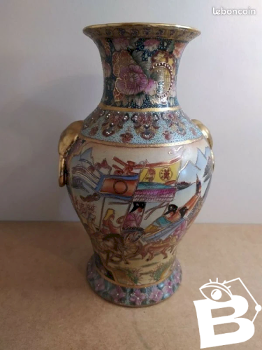 Très beau vase made in china satsuma a décor de cavalier et geisha sur fond de montagne en bon état