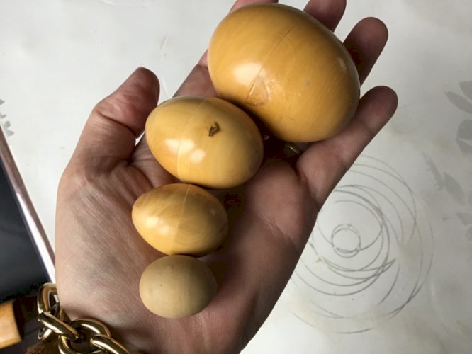 Très bel  oeuf cigogne en bois