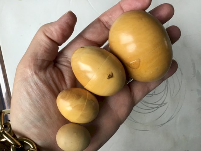 Très bel  oeuf cigogne en bois