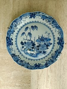 Very beautiful vintage plate in the Asian style with a floral decoration in good condition.