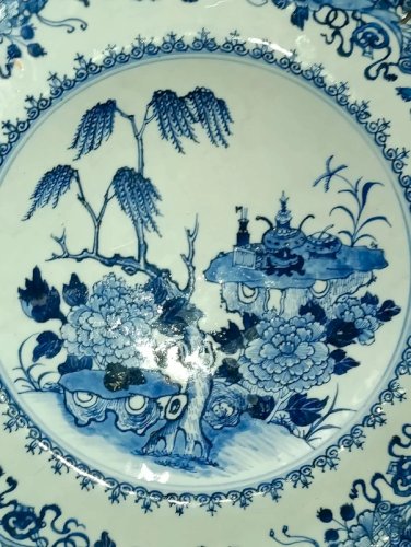 Très belle assiette ancienne dans le goût asiatique a décor floral en bon état