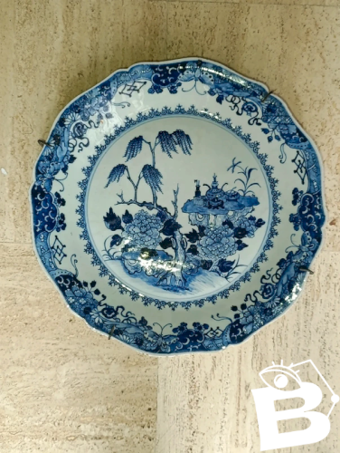 Très belle assiette ancienne dans le goût asiatique a décor floral en bon état