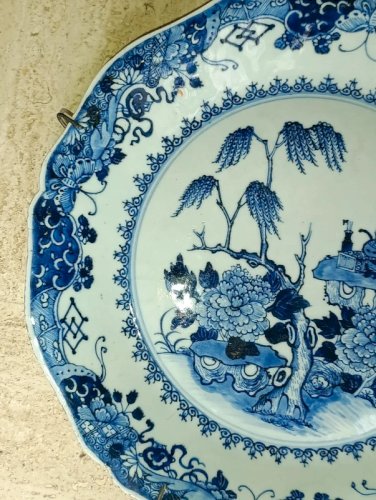 Très belle assiette ancienne dans le goût asiatique a décor floral en bon état