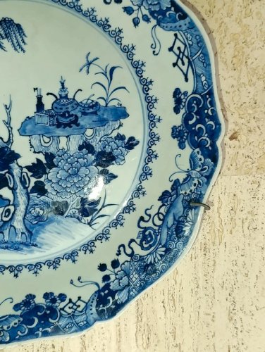 Très belle assiette ancienne dans le goût asiatique a décor floral en bon état