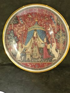 Tres belle assiette en porcelaine de limoges signée Barre Andre en bon etat