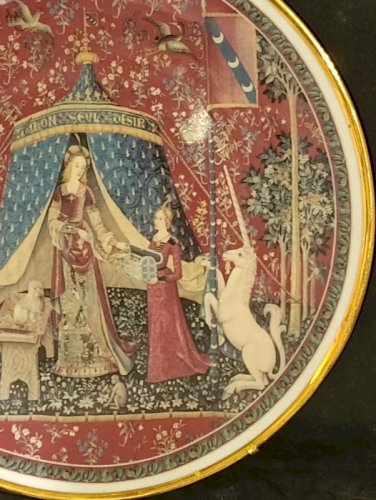 Tres belle assiette en porcelaine de limoges signée Barre Andre en bon etat