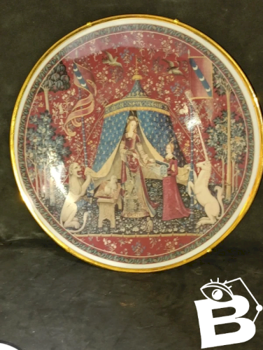 Tres belle assiette en porcelaine de limoges signée Barre Andre en bon etat