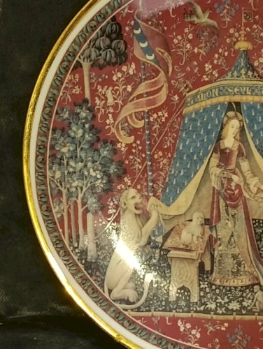 Tres belle assiette en porcelaine de limoges signée Barre Andre en bon etat