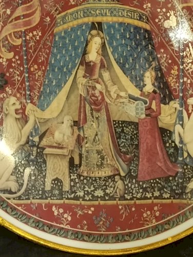 Tres belle assiette en porcelaine de limoges signée Barre Andre en bon etat