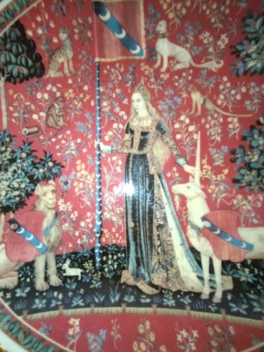 Tres belle assiette en  porcelaine de limoges signée Barre Andre en bon etat