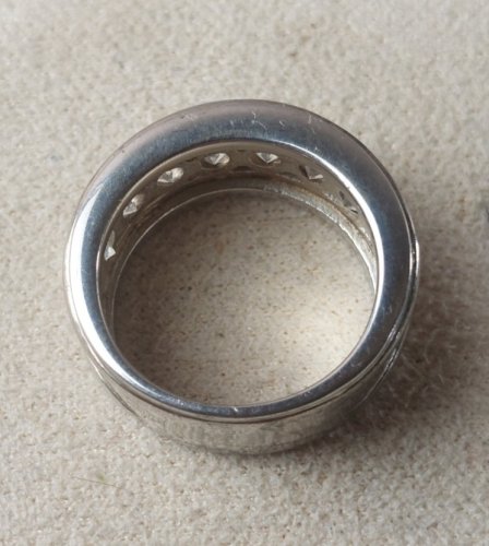 Très belle bague, décor strass / zircon, en argent massif